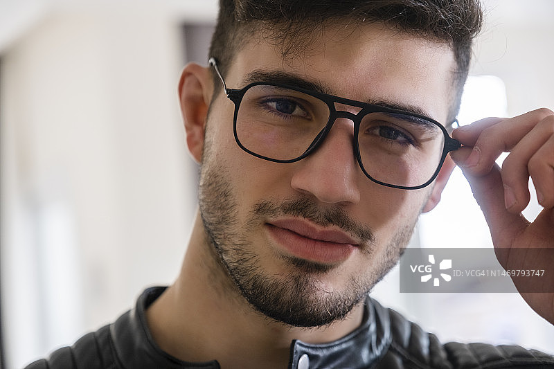 戴眼镜的年轻男子肖像图片素材