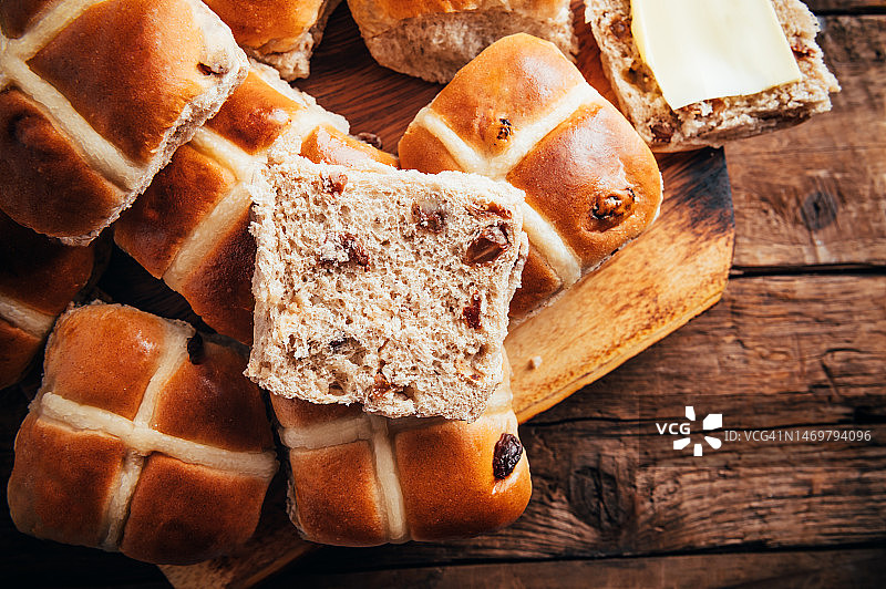 含十字面包的复活节早餐图片素材