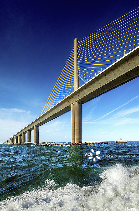 佛罗里达州圣彼得堡坦帕湾的阳光天路大桥图片素材