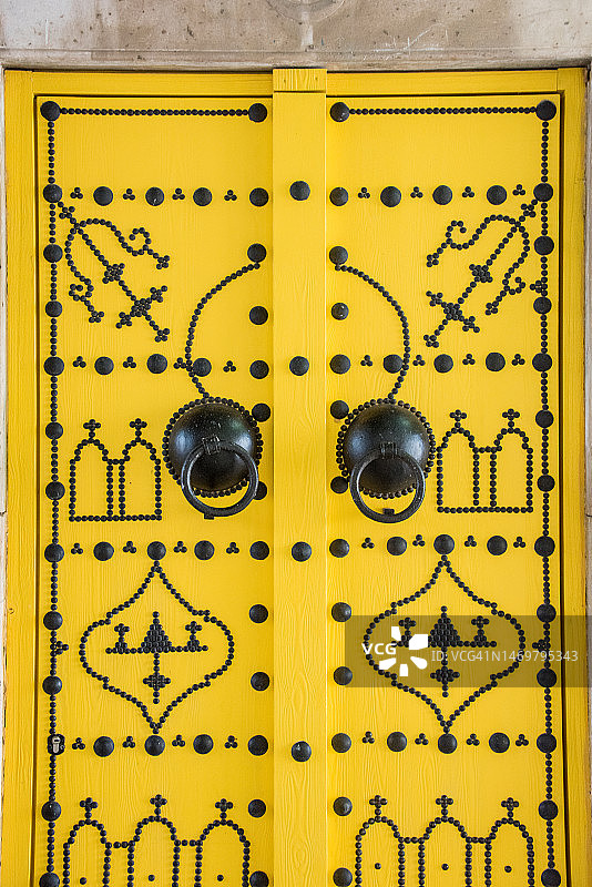 突尼斯华丽的黄色大门图片素材