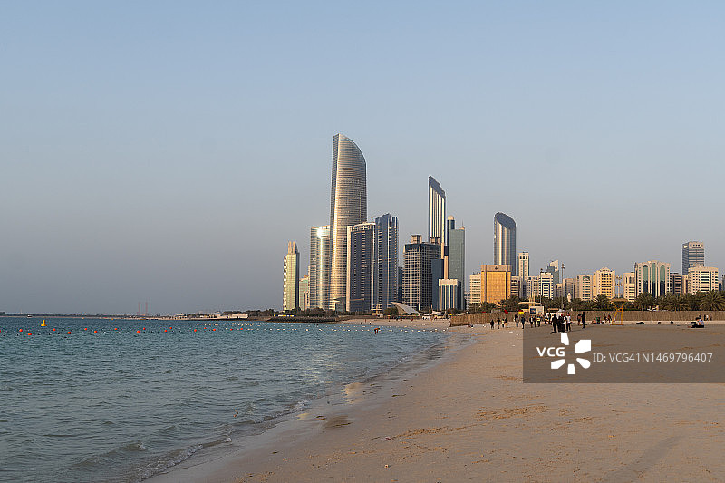 阿布扎比滨海路和海滩图片素材
