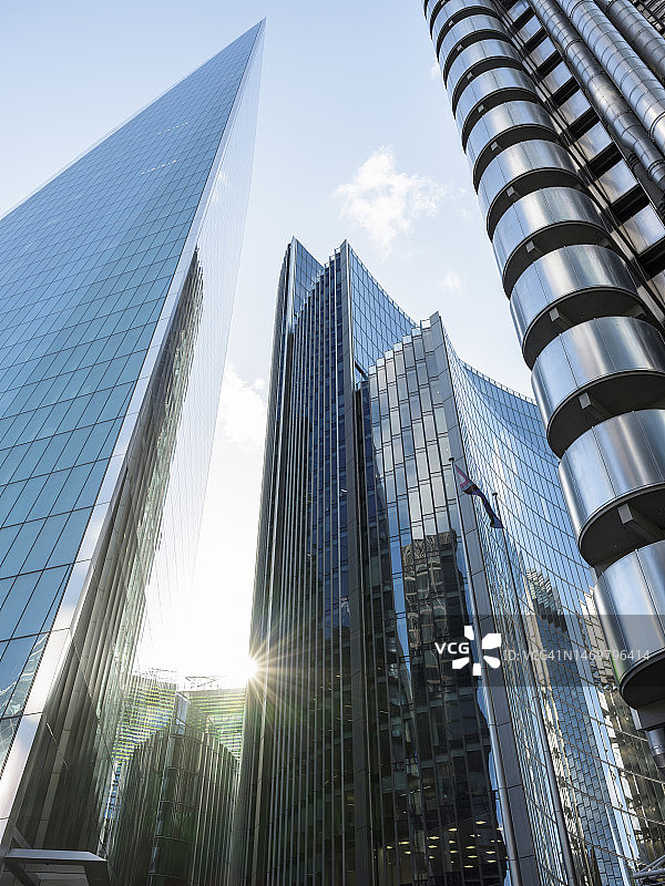 仰望伦敦金融区的金融大厦图片素材