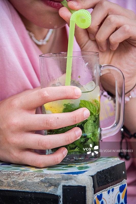 喝着莫吉托图片素材