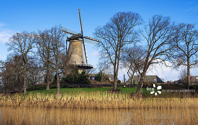 荷兰阿尔克马尔的风车图片素材