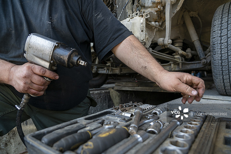 技工手持气枪图片素材