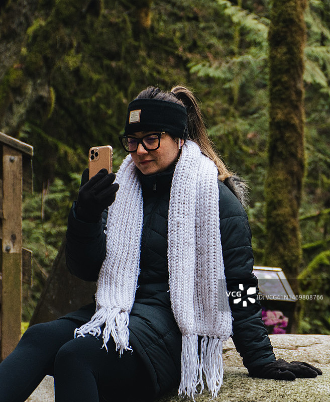 在树林里进行视频通话的女人图片素材