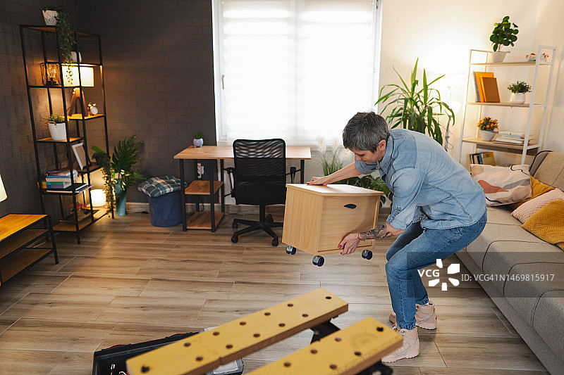 经验丰富的家庭主妇组装家具图片素材