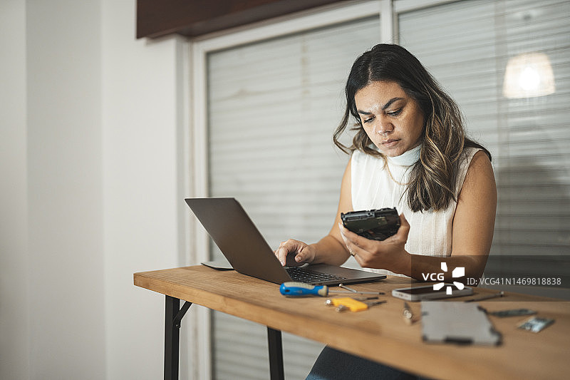 电子技术员修理电子元件图片素材