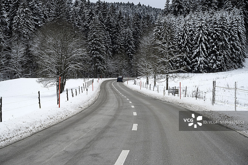 特拉梅兰附近的冬日雪地乡村路图片素材