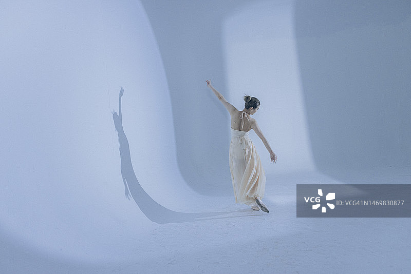 摆着优美姿势跳舞的年轻亚洲女性图片素材