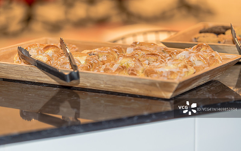 木盘上的糕点和金属夹图片素材