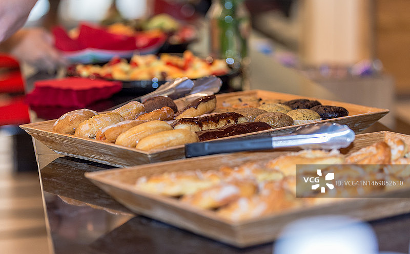 桌面上的甜甜圈、糕点和新鲜水果拼盘图片素材