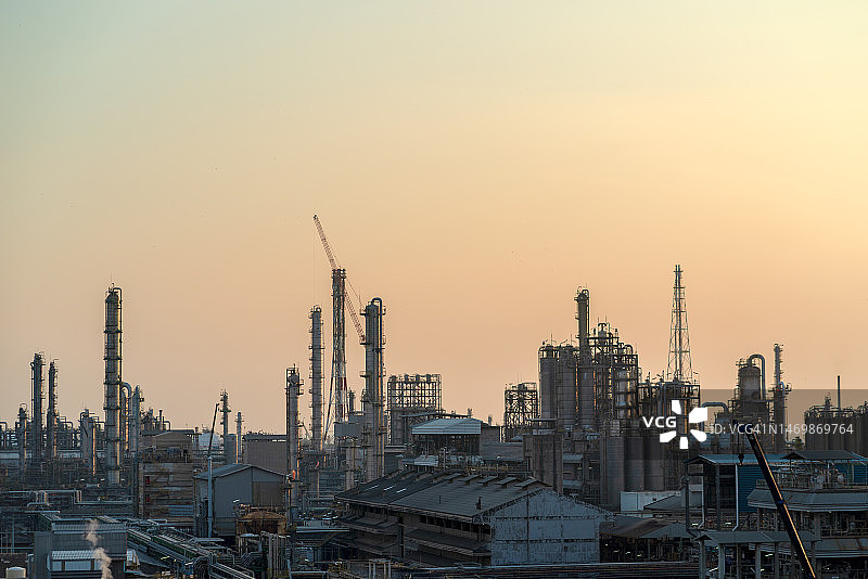 泰国炼油厂和石化发电厂黄昏景色图片素材
