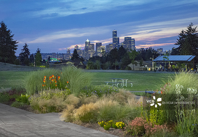 西雅图市中心灯火通明的办公楼俯瞰着宁静的公园图片素材
