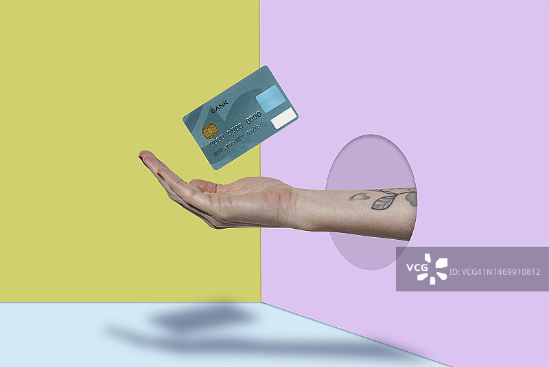 女人的手将信用卡扔向空中图片素材