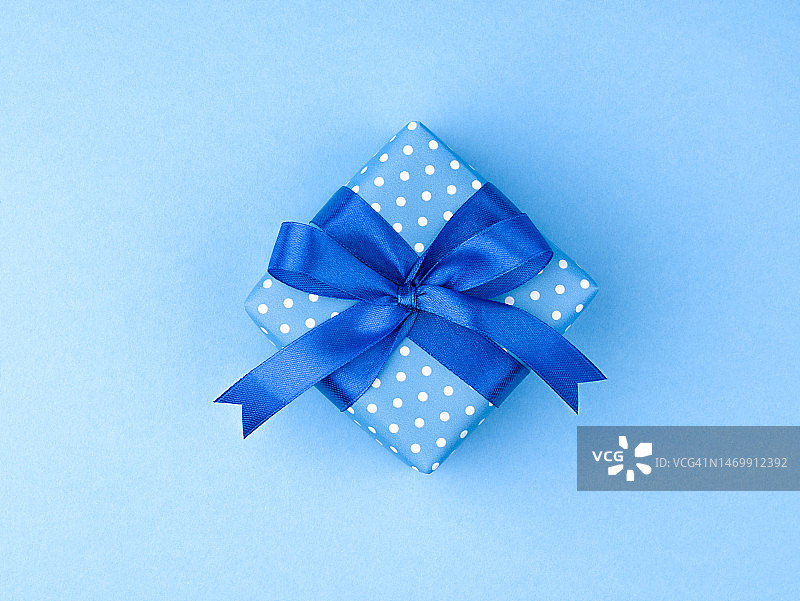 浅蓝色背景上的节日礼物图片素材