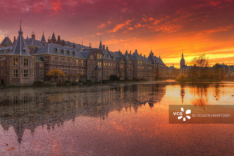 日落时分，荷兰议会大厦（内庭）和小塔（Torentje）倒映在霍夫维弗池塘中图片素材