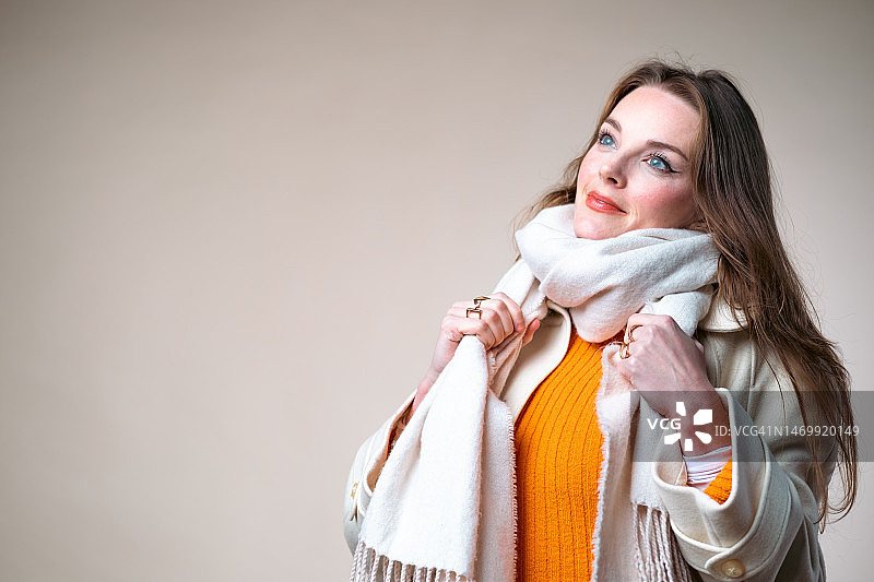 灰色背景下的冬季外套美女图片素材