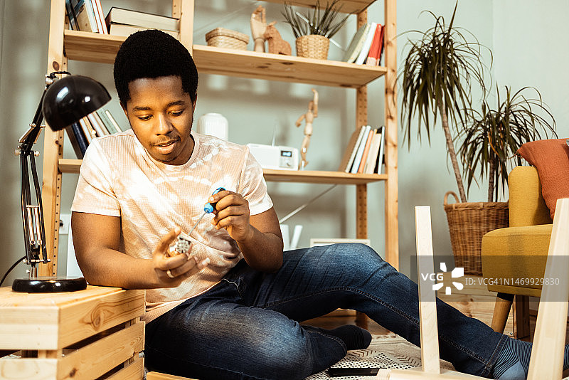 在家里做维修的年轻非洲裔美国人图片素材