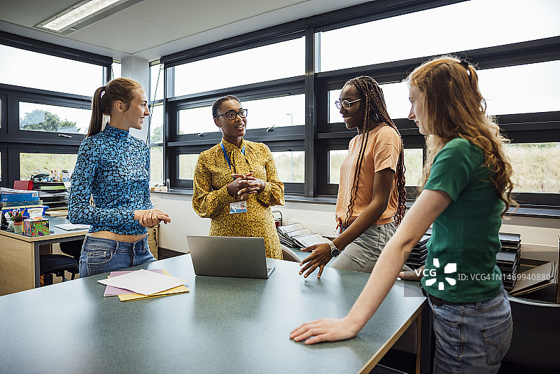 老师与学生讨论图片素材