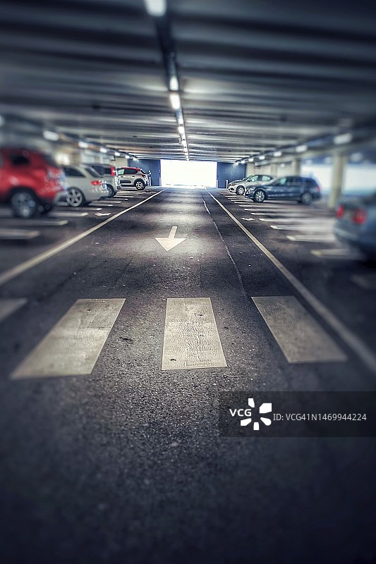带有标识的地下停车场图片素材