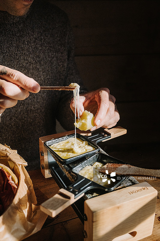 融化奶酪的手部细节图片素材
