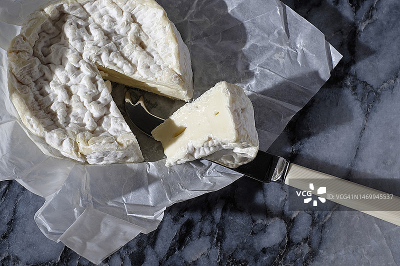 大理石桌面上的法国卡门贝尔奶酪图片素材