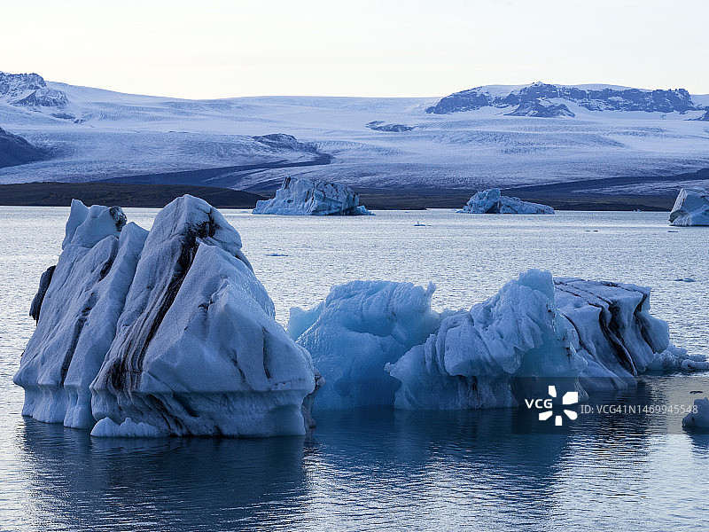 Jökulsárlón冰川泻湖雾中的冰山图片素材