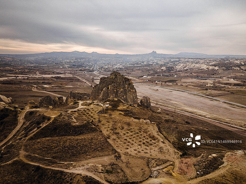 从上方俯瞰土耳其卡帕多奇亚的秀丽山谷和格雷梅村庄图片素材