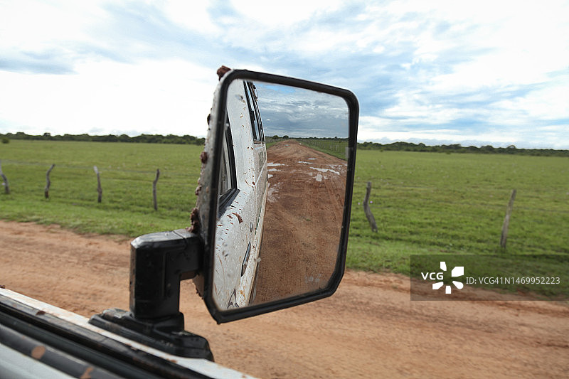 吉普车在土路上行驶图片素材