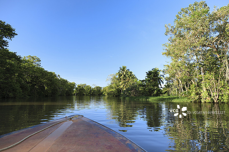 穿过卡塔通博河的船图片素材