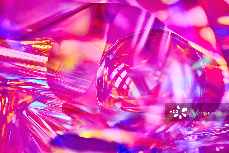 空灵明亮的霓虹粉、红、橙、紫全息背景上的抽象3D玻璃球水晶球图片素材