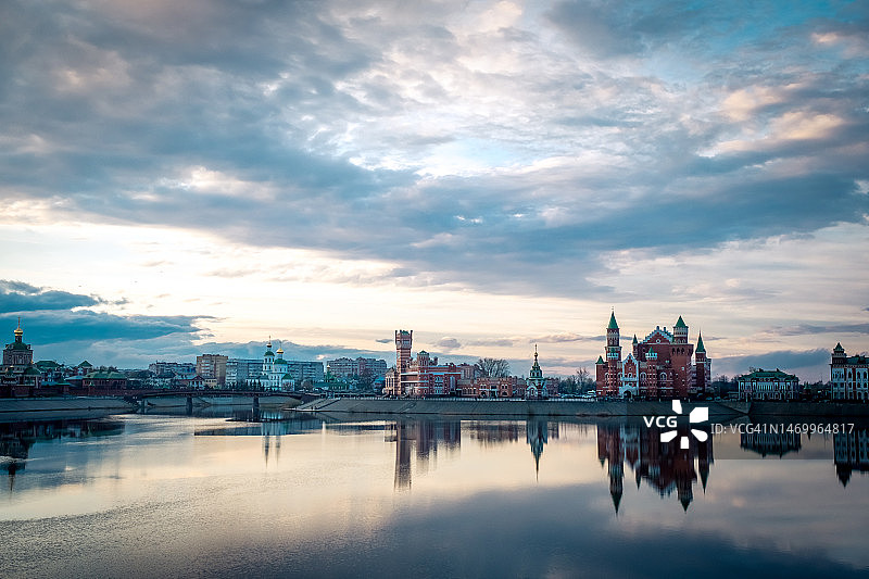 布鲁日堤岸风光：美丽的傍晚天空，云朵倒映在水中，俄罗斯马里埃尔共和国图片素材