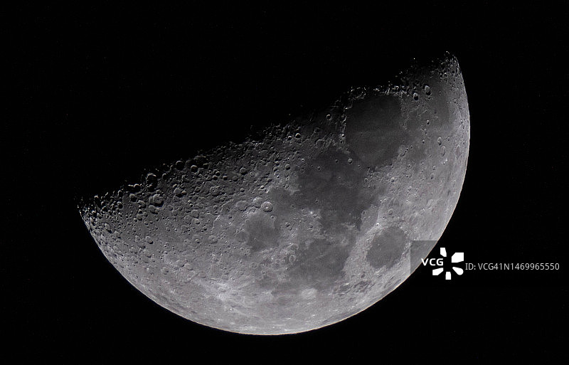 日本神奈川县上空的半月图片素材