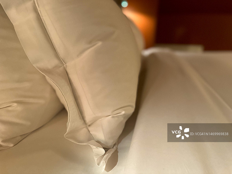 舒适的床铺一角图片素材