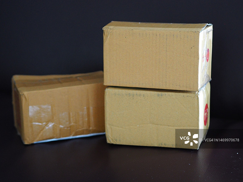 堆叠在一起的棕色纸板箱图片素材