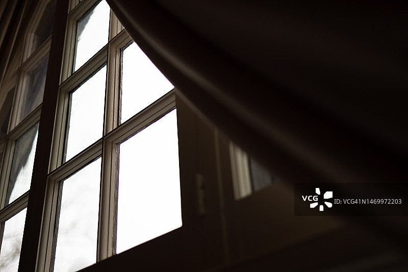 古董窗户前的窗帘图片素材