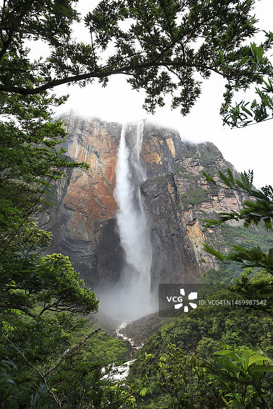 天使瀑布和奥扬特普伊山景色图片素材