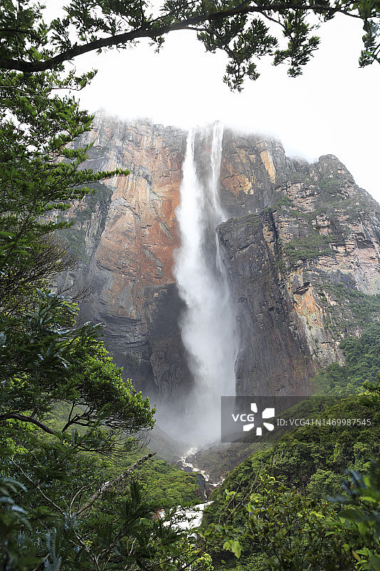 天使瀑布和奥扬特普伊山的低角度视图图片素材