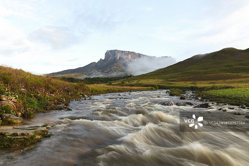 前景有河流的库克南山图片素材