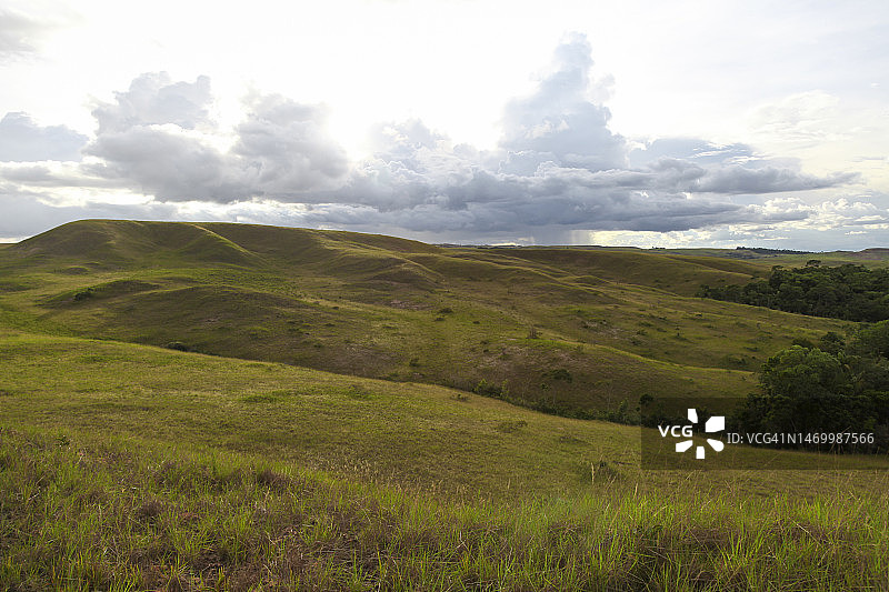 草地覆盖的山丘景观图片素材