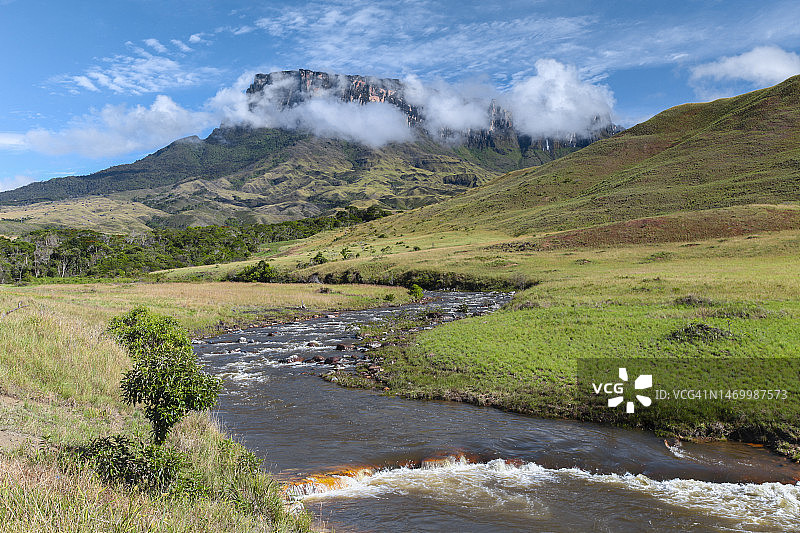 前景有河流的库克南山图片素材