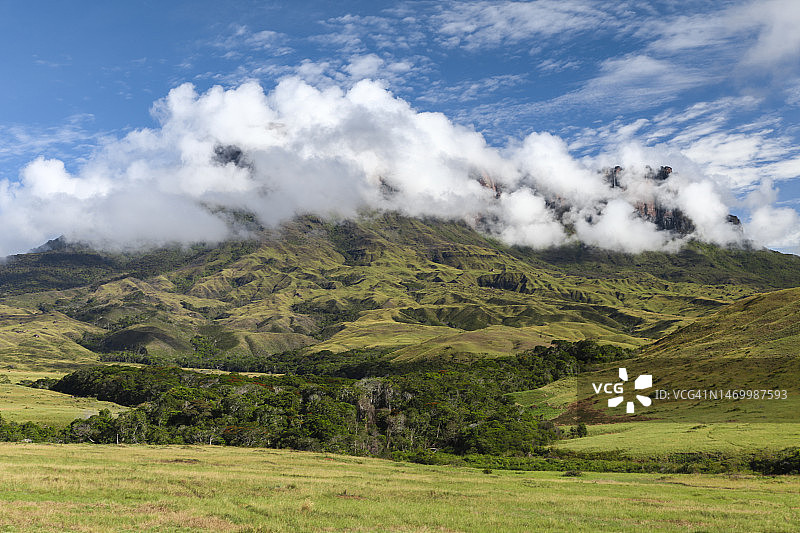 云雾缭绕的罗赖马山图片素材