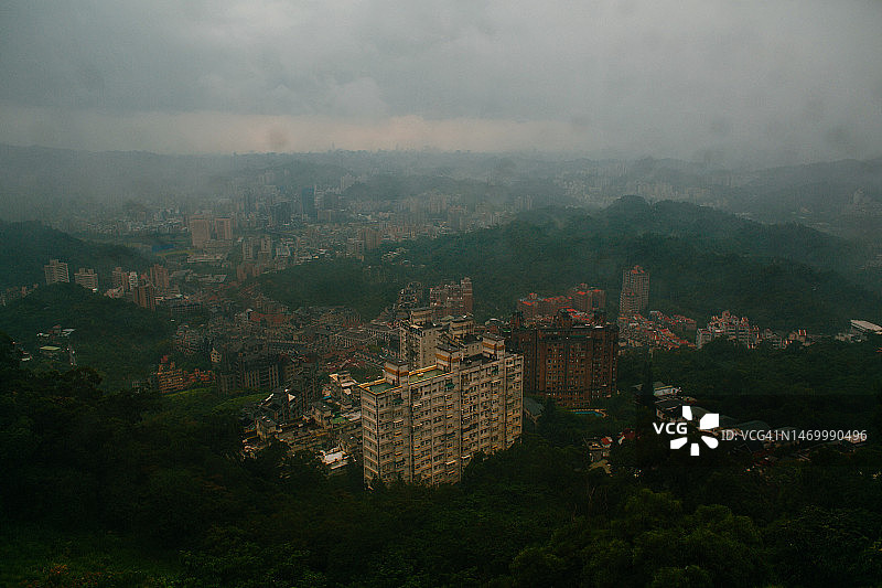 透过带有凝结水滴的玻璃看到的亚洲城市鸟瞰图片素材