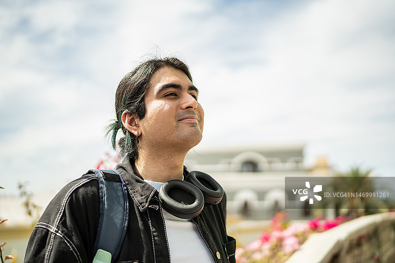 年轻男人在户外眺望沉思图片素材