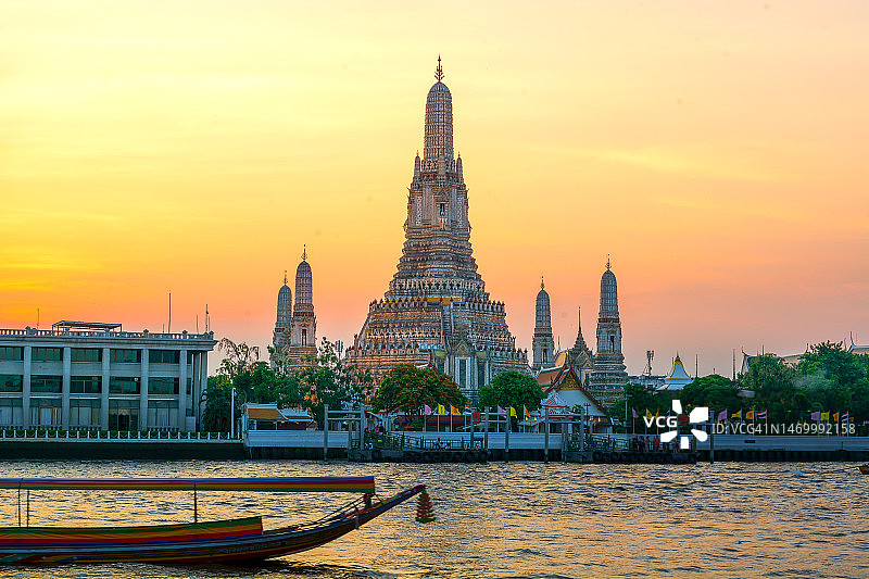 泰国曼谷郑王庙日落景色。郑王庙是泰国曼谷Yai区的一座著名佛教寺庙，是泰国最著名的地标之一。图片素材