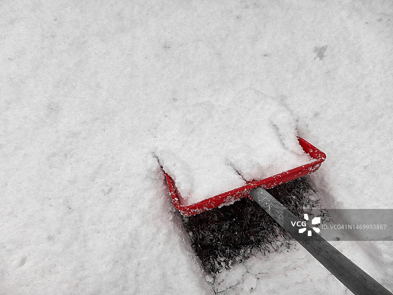 使用中的红色雪铲图片素材