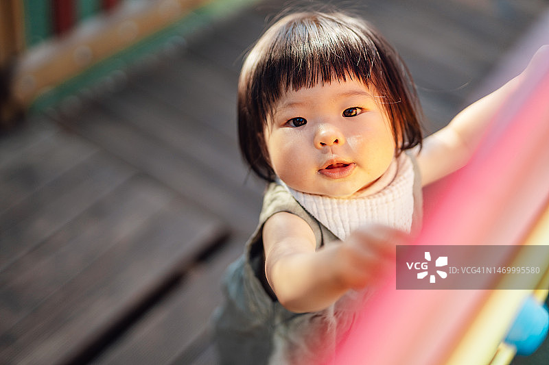 在公园游乐场玩耍的可爱亚洲幼儿图片素材