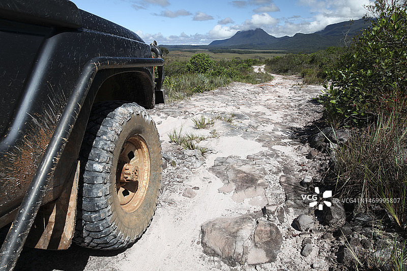 停在泥路上的车辆图片素材