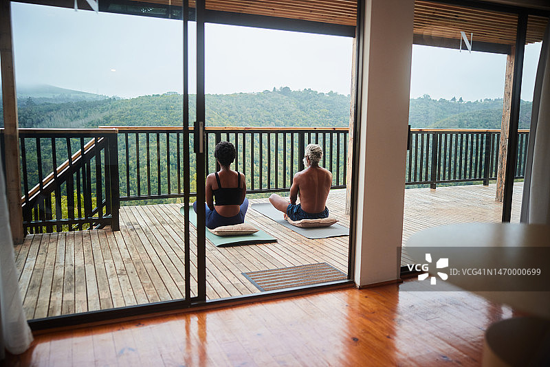 情侣在露台上做瑜伽冥想图片素材